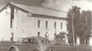 Клуб в поселке Малые Учалы. 1958 год.